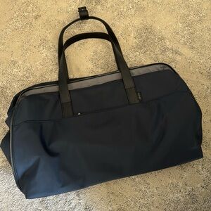 Away Weekender Duffle
Brand new, never used
Navy